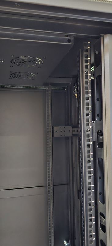 GT Networks Szafa 19” StandLINE NF stojąca 42U 600/800mm (przód drzwi szklane; tył drzwi metalowe pełne; wyposażona : 2 wentylatory; 3 półki; 40 śrub M6; 4 kólka i stopki) czarna