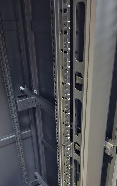 GT Networks Szafa 19” StandLINE NF stojąca 32U 600/600mm (przód drzwi szklane; tył drzwi metalowe pełne; wyposażona : 2 wentylatory; 1 półkę; 40 śrub M6; 4 kólka i stopki) czarna